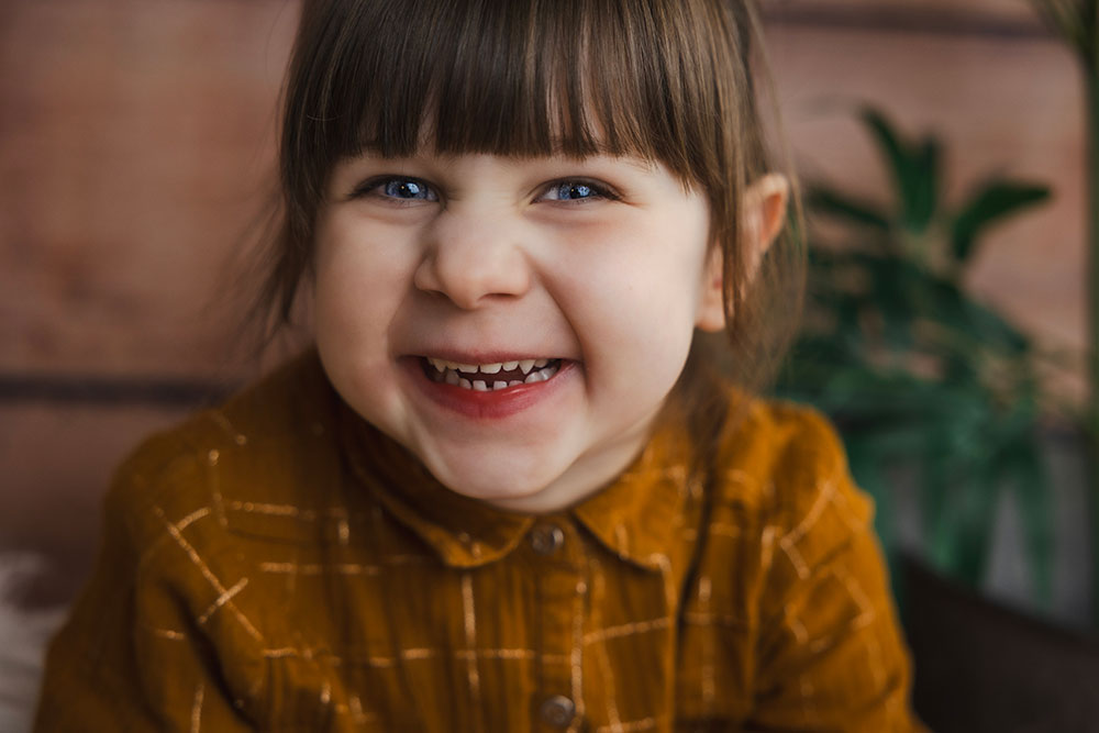 petite fille avec frange qui rit lisa mazeau photographe professionnelle gironde