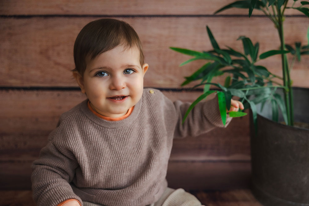 petit enfant qui tient feuille lisa mazeau photographe professionnelle gironde