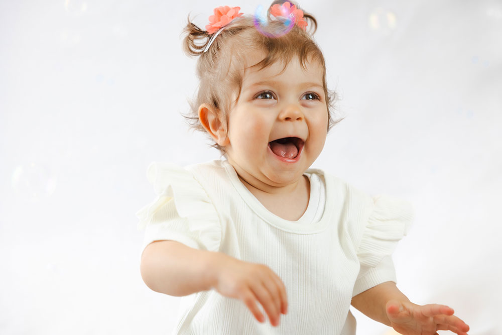 petite fille qui rit avec bulle lisa mazeau photographe professionnelle gironde