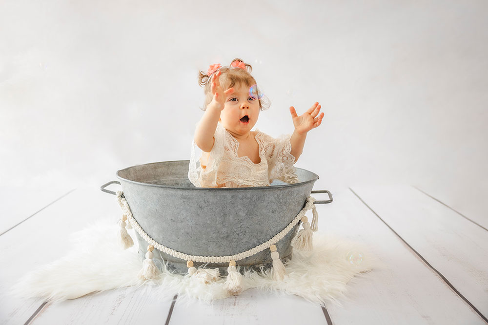 petite fille dans bassine avec bulle lisa mazeau photographe professionnelle gironde