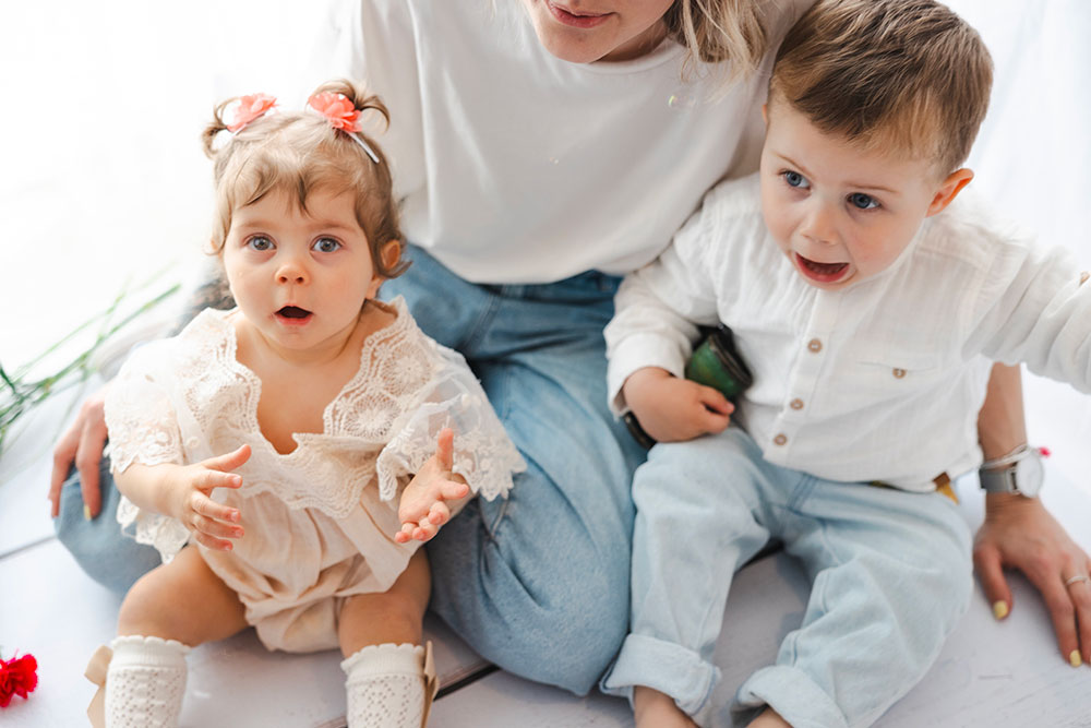 petite fille et frère et maman lisa mazeau photographe professionnelle gironde