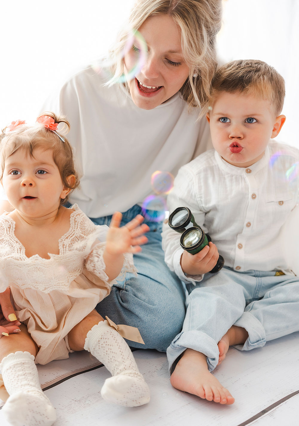 petite fille et frère et maman habits blancs lisa mazeau photographe professionnelle gironde