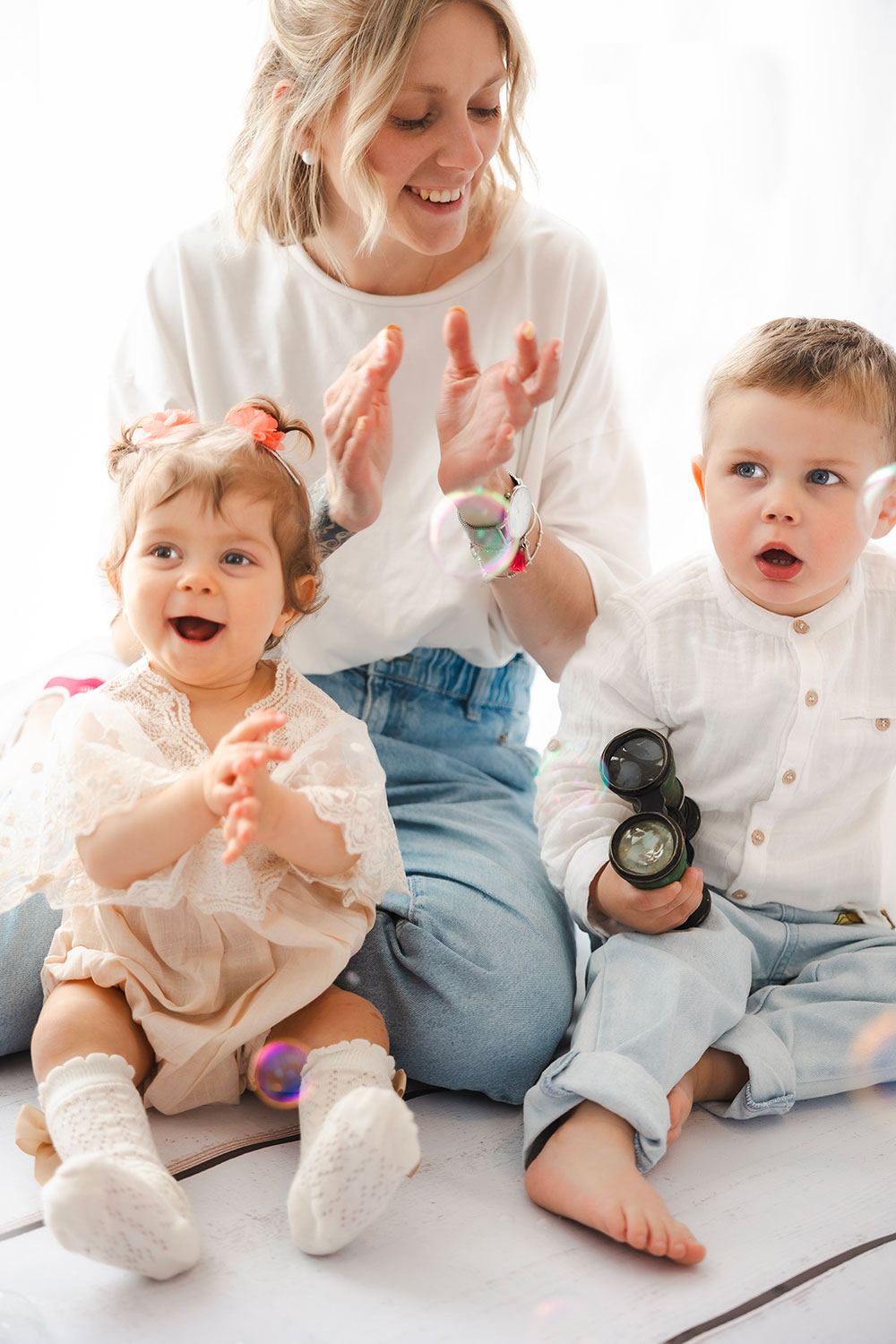 petite fille et frère et maman tape des mains lisa mazeau photographe professionnelle gironde