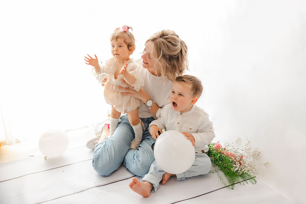 petite fille et frère et maman sourire lisa mazeau photographe professionnelle gironde