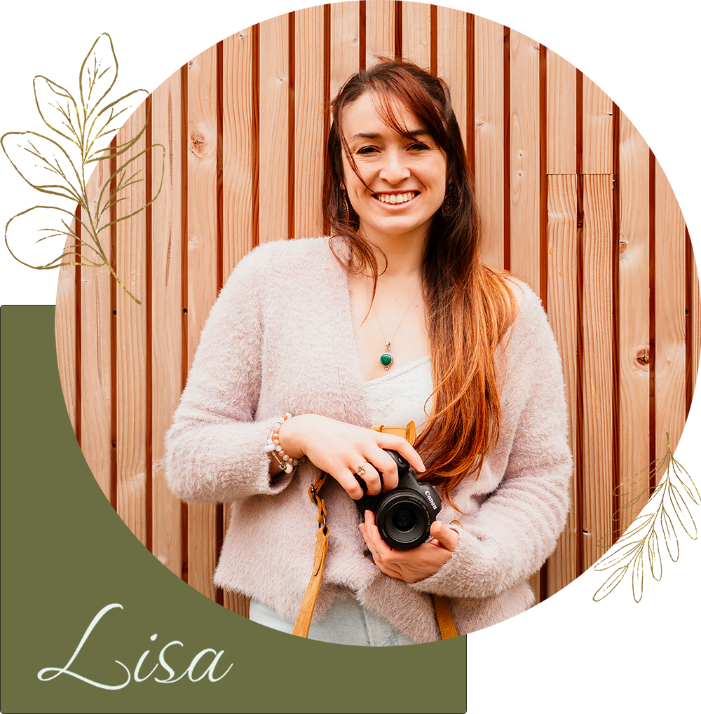 photo de presentation de la photographe lisa mazeau avec son appareil sur fond bois