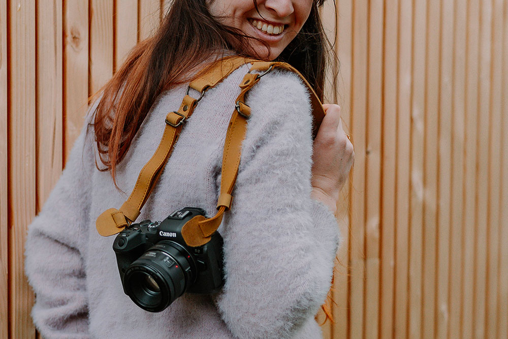 photo de la photographe lisa mazeau avec son appareil sur fond bois